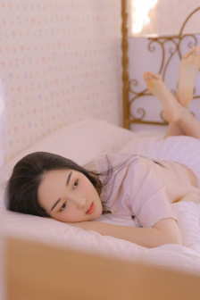 男友拉我的手进他裤子